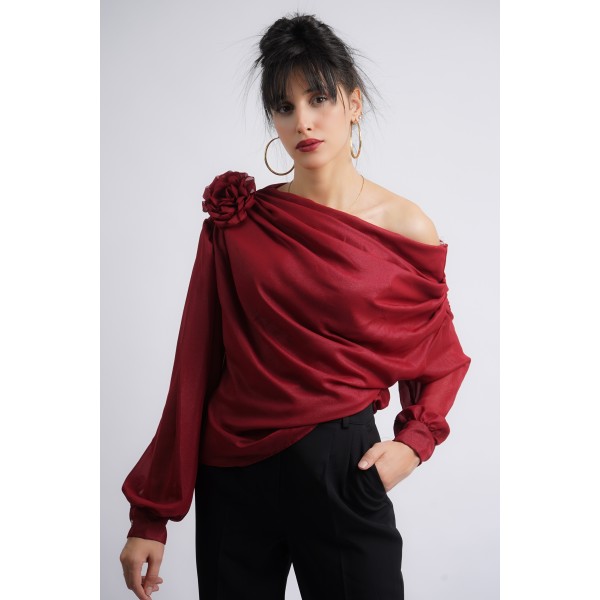 Chemise asymétrique avec fleur sur l'épaule