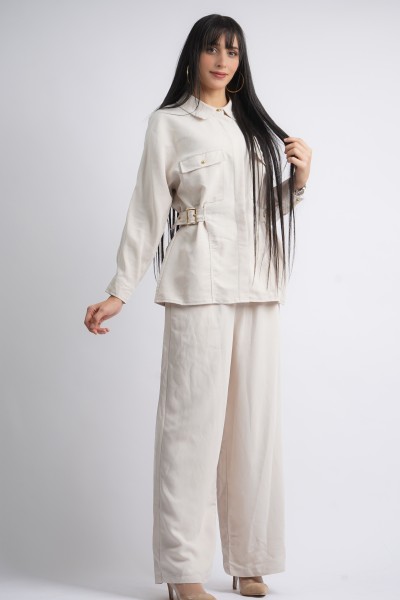 Ensemble beige en denim