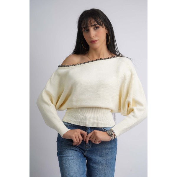 Pull en maille col bateau avec des pierres décoratives